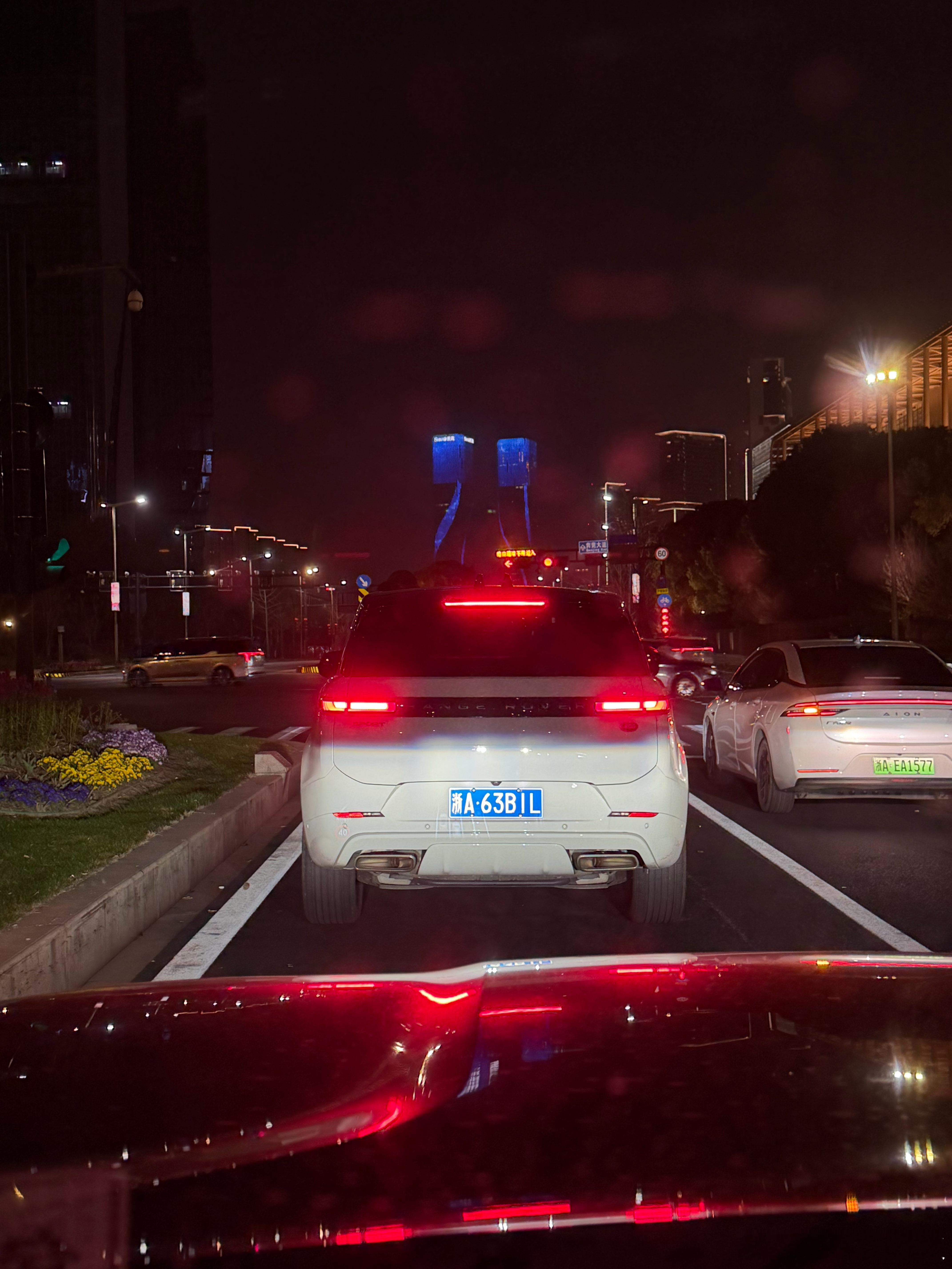 没有人觉得这个揽胜运动非常丑吗？这个屁股感觉都没有理想L8显得的大气。 路虎整个