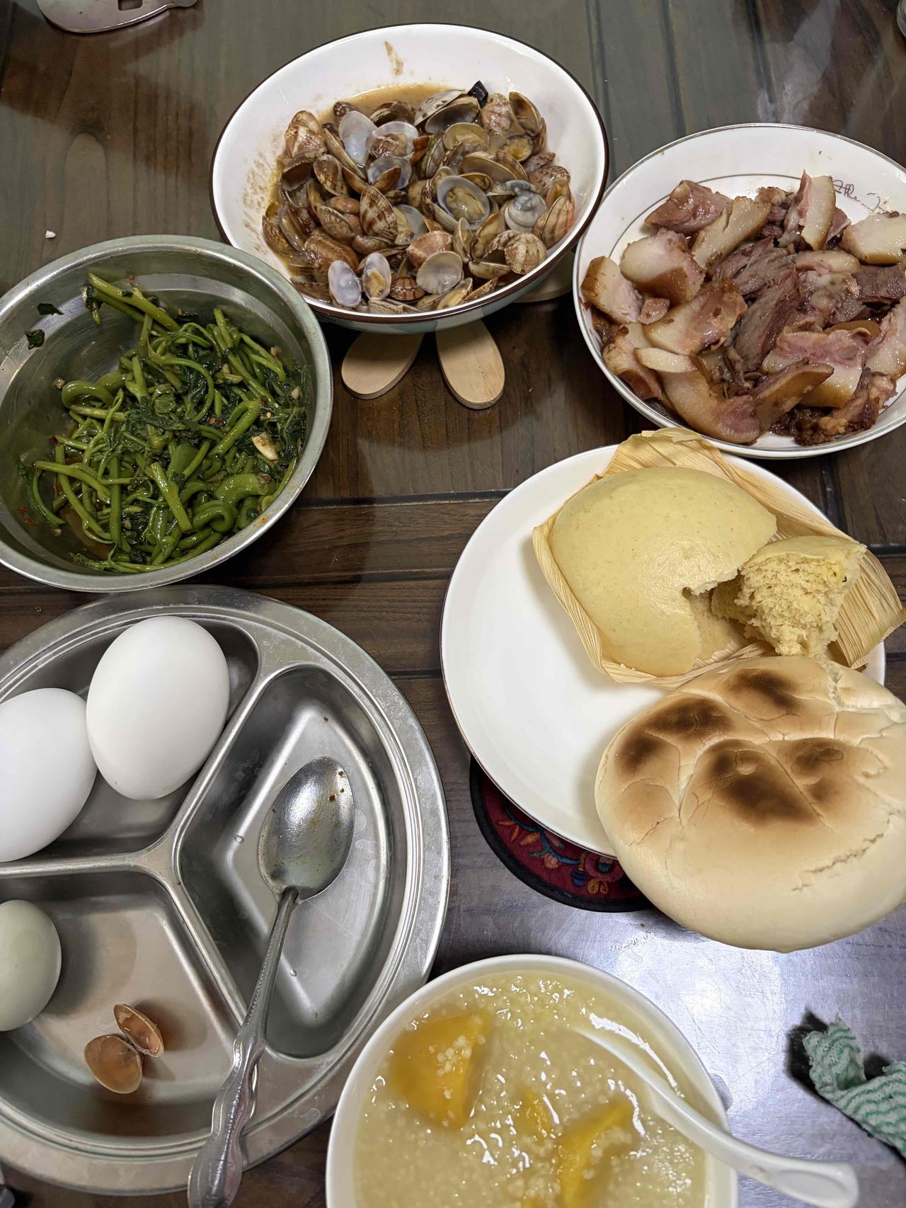 清晨起床，熬上一锅粥，去把鸡鸭鹅放出来，接着前往菜地除草、绑枝、摘菜、西葫芦对花