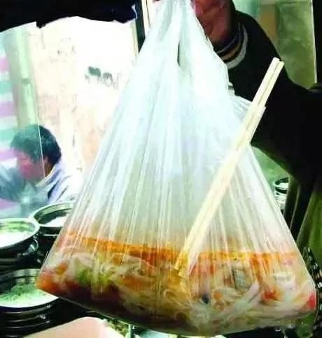 很多小吃店，吃热面条热馄饨，都用塑料袋套着碗[酷拽]（为了不刷碗），滚烫的汤水直