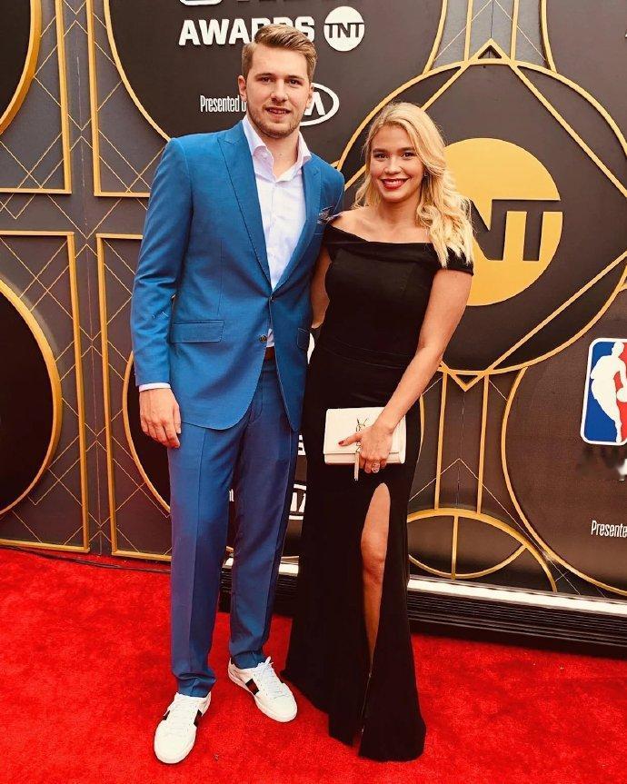 NBA：东契奇回家迎二胎，有可能缺席几场客场的比赛
据多家媒体的消息，东契奇已经