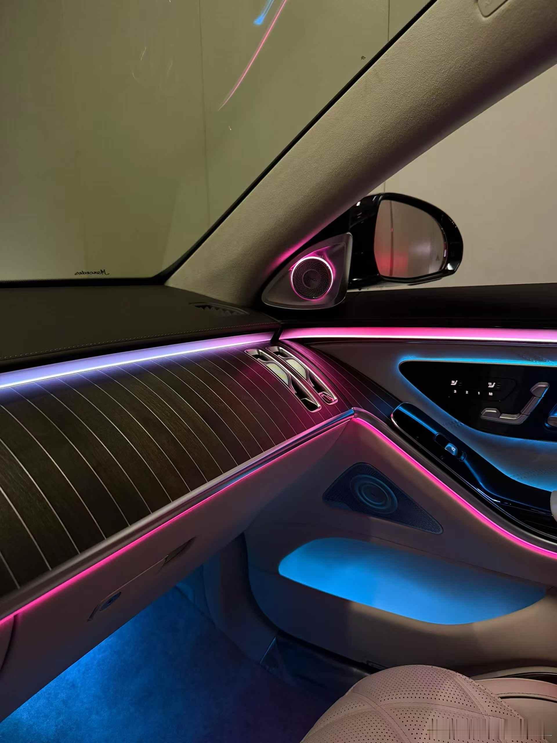 迈巴赫S680，23年8月上牌， 仅行驶9300公里，黑/米 