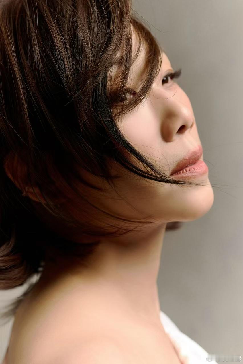 林忆莲晒新照预告巡演  感觉林忆莲晒新照搭配上这文案好像在给大家预告巡演，出道4