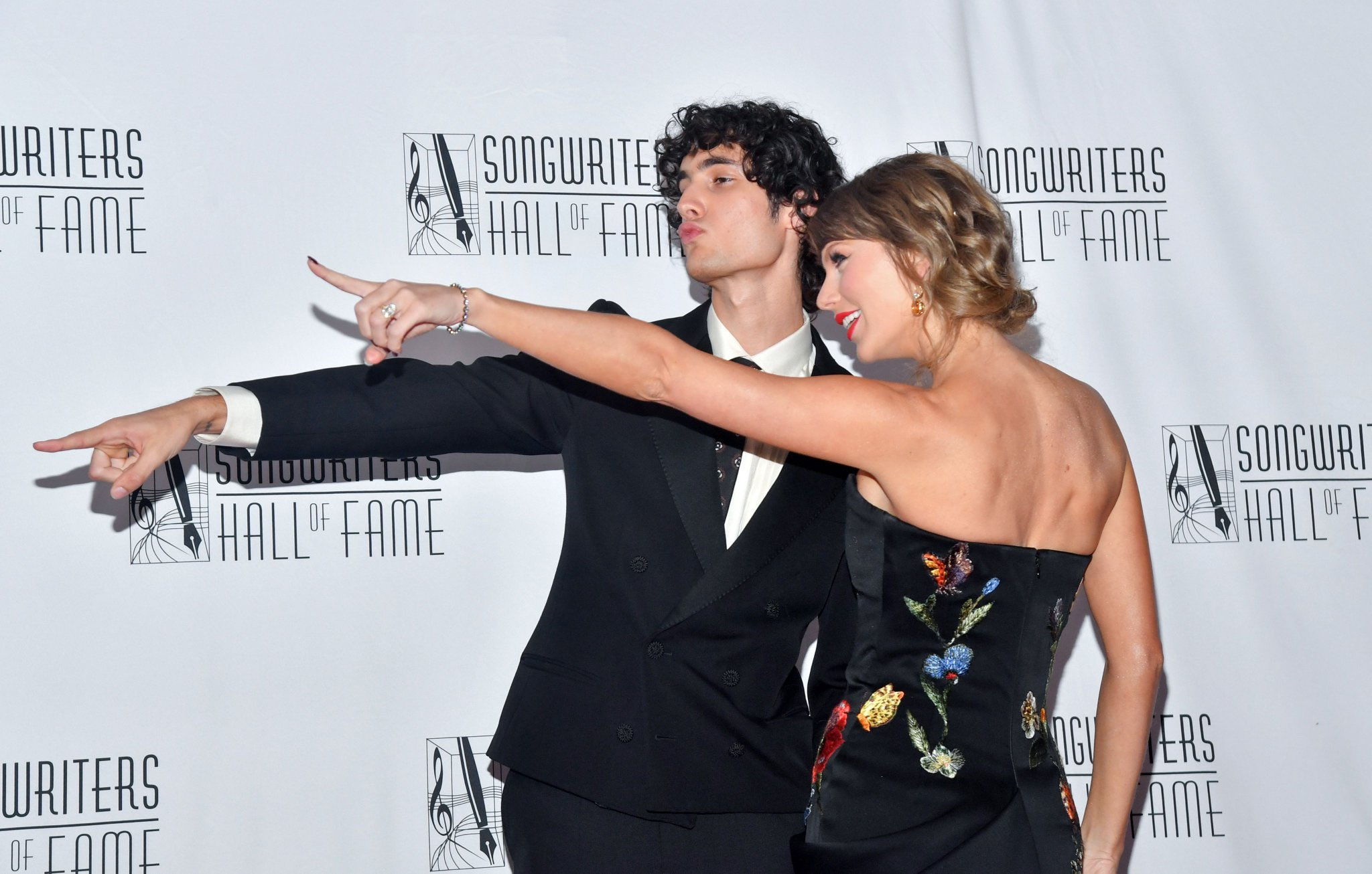 Taylor Swift 与 Sombr 最新 Songwriters Hall