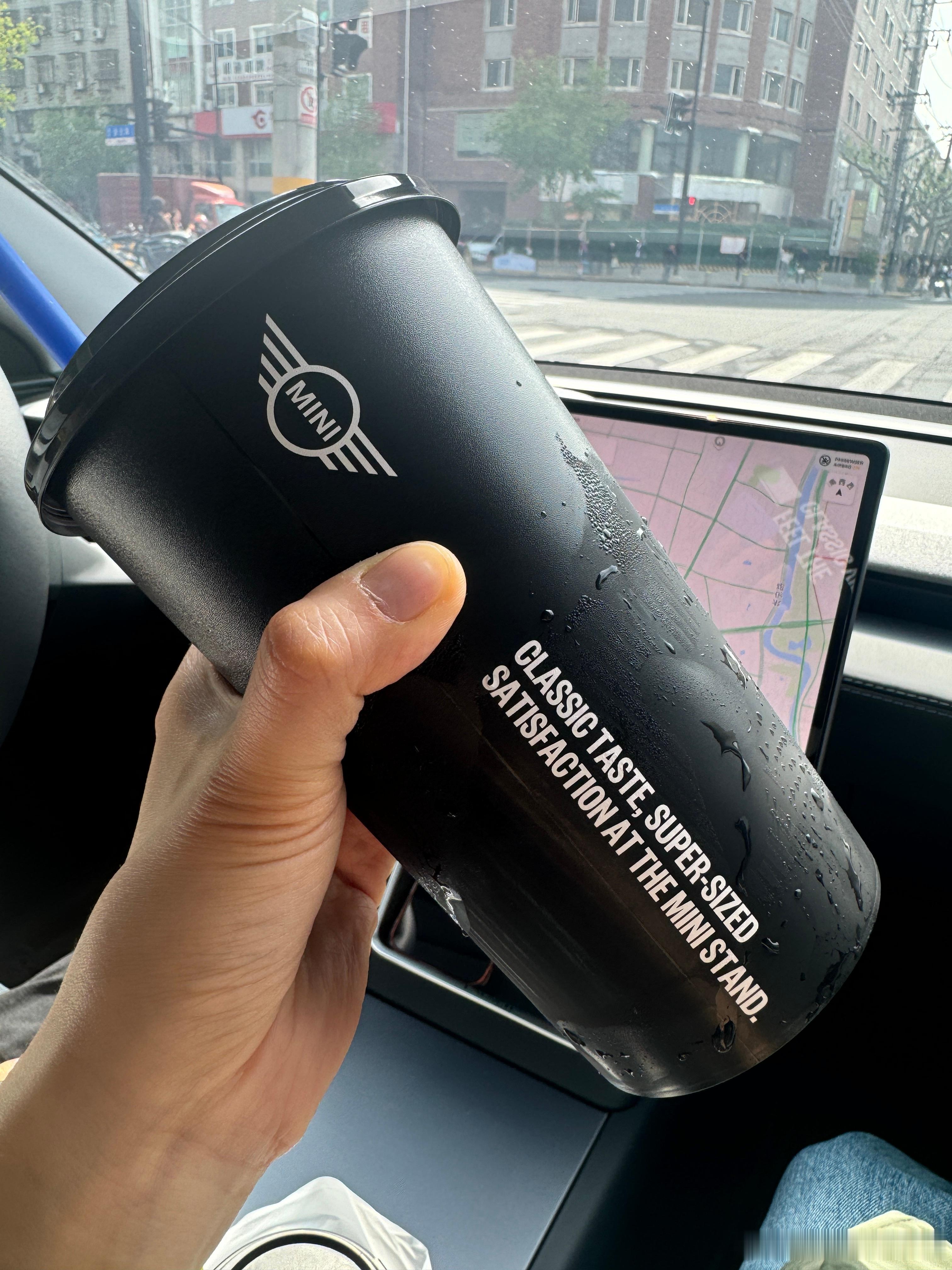 三立方咖啡和MINI出了联名杯子，价格是真的残暴，9.9元可以买一升美式咖啡……