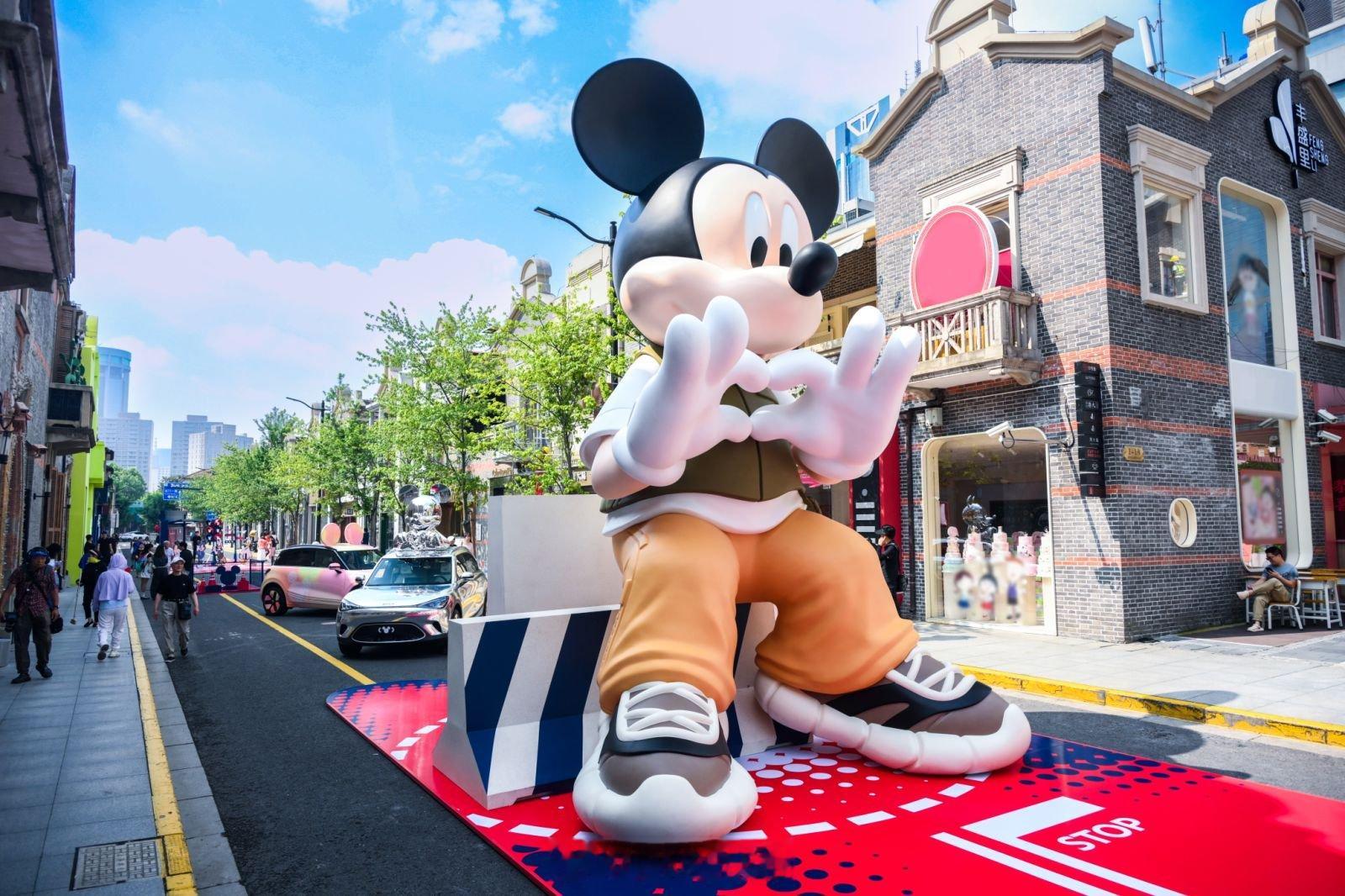 smart米奇限定艺术车亮相魔都 车圈跨界联名常见，但调性完美契合的难得。此番s