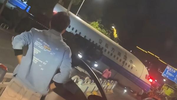 近日，武汉街头出现的飞机视频引发了广泛关注。许多网友称“天河机场飞机冲出来了”，