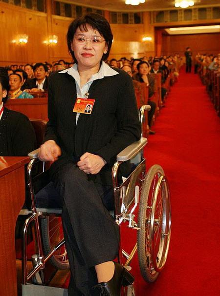 正在看老电视剧《一年又一年》，电视剧里边提到张海迪，结果呢，现在张海迪气色比我好