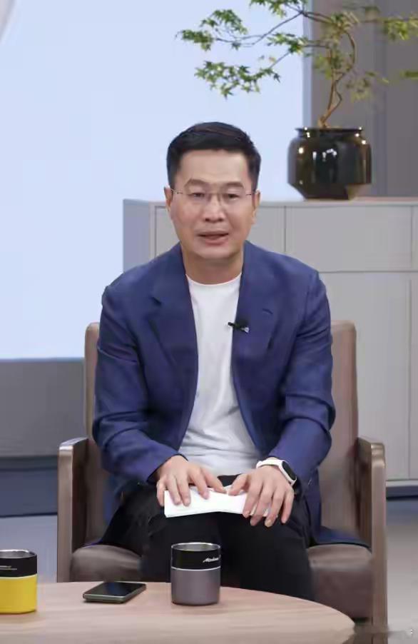 卢伟冰：红米不排斥和小米直接竞争这是一代大帝腾哥没机会了，卢伟冰看到了希望[哈哈