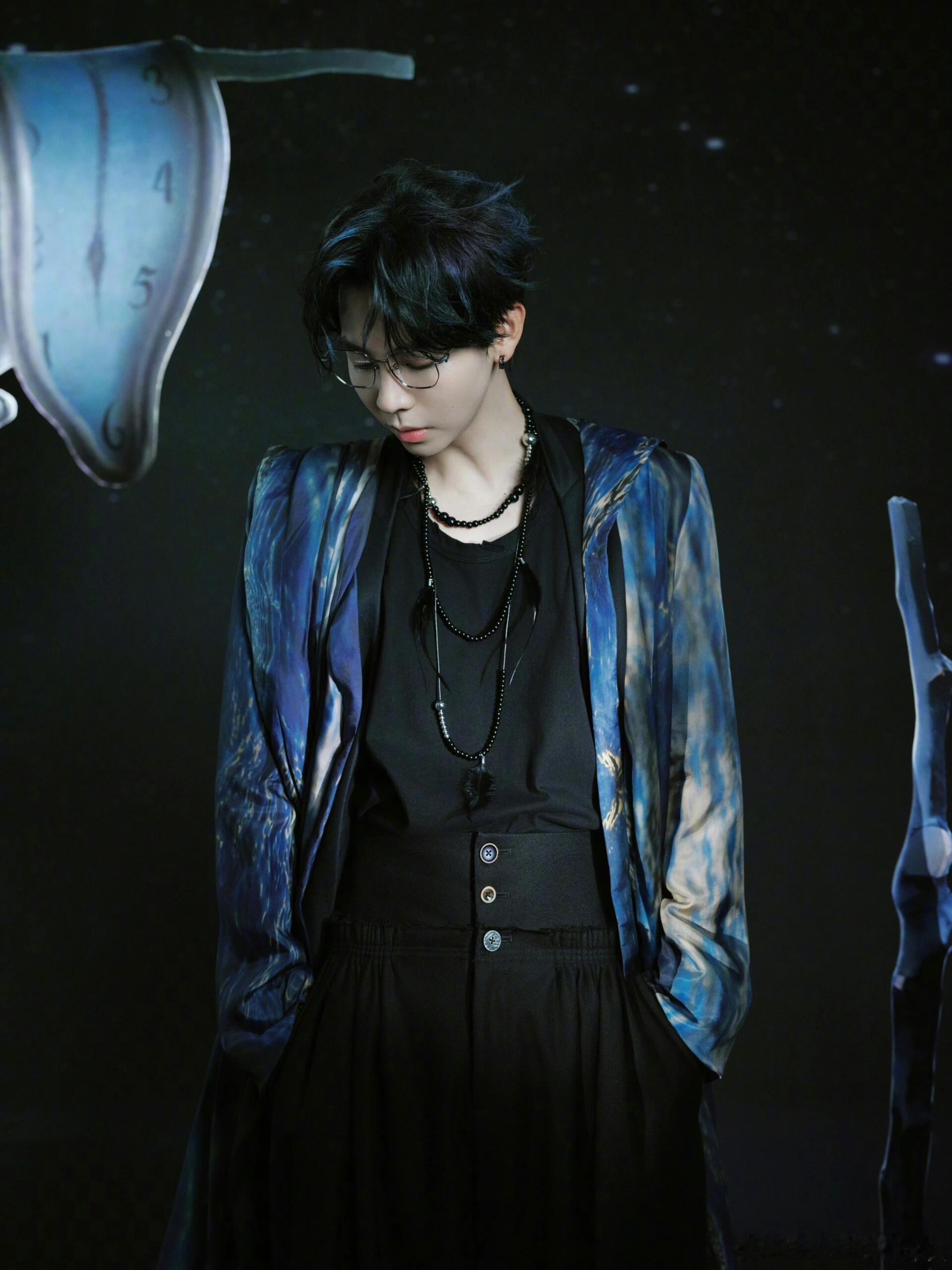 胡夏广州演唱会我勒个女王….🌌把星空穿身上了妈呀，广州你吃太好了！！胡夏｜胡夏