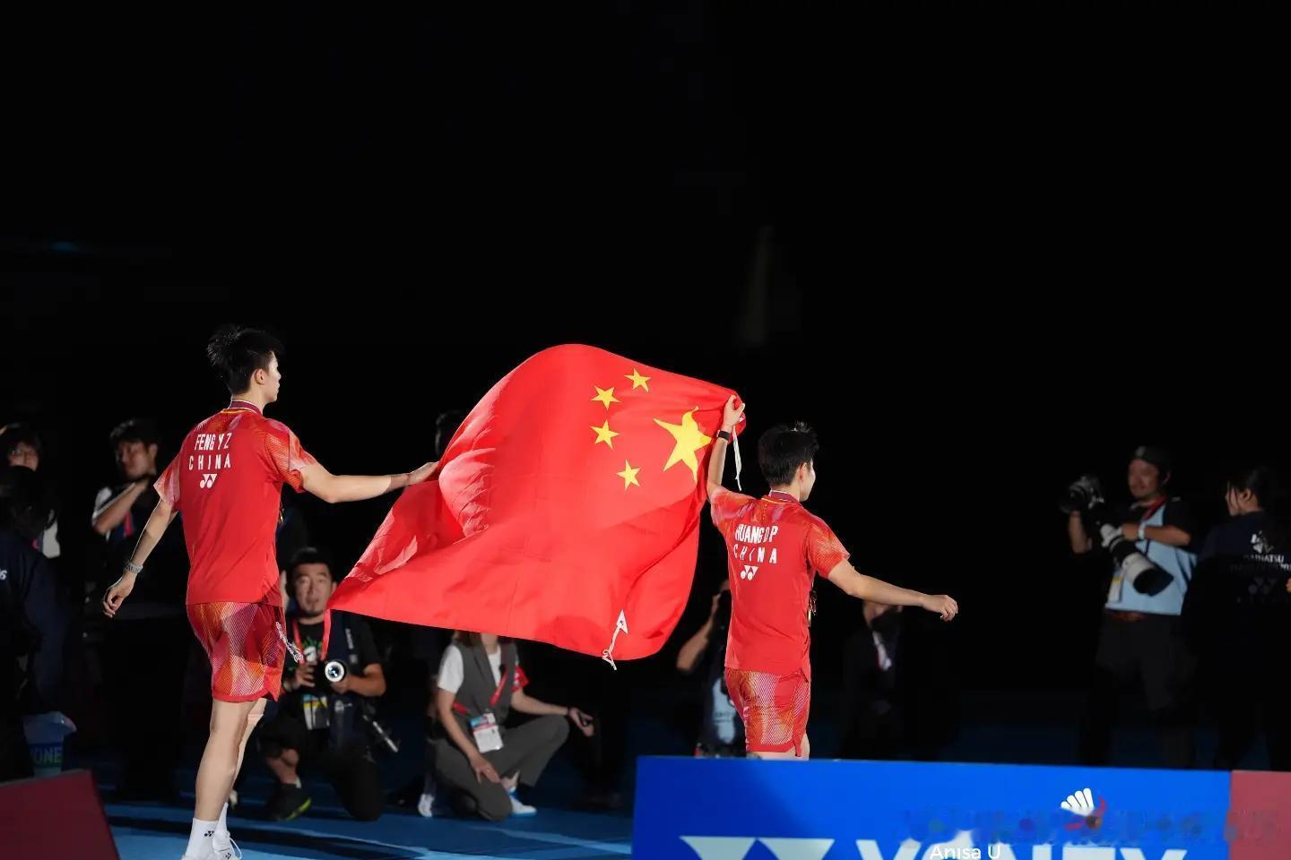 2026年日本羽毛球公开赛 黄东萍冯彦哲混双夺冠后，国旗绕场环节🏆✨🇨🇳 