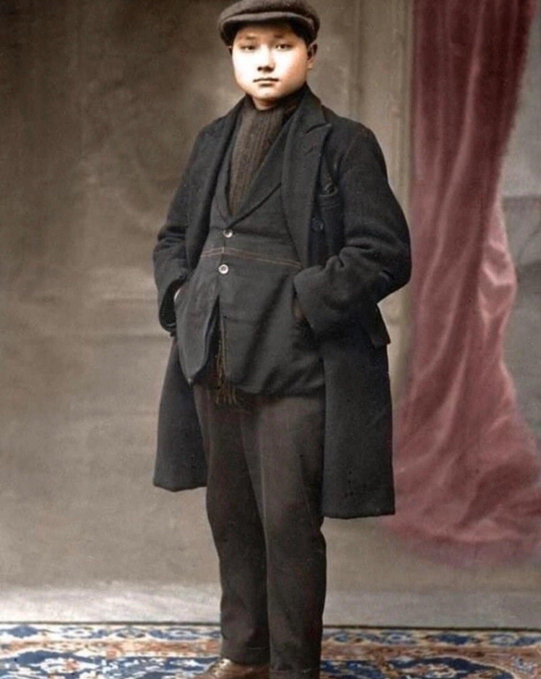 1921年巴黎16岁的邓小平邓小平被广泛认为是中国社会主义改革开放和现代化的首席