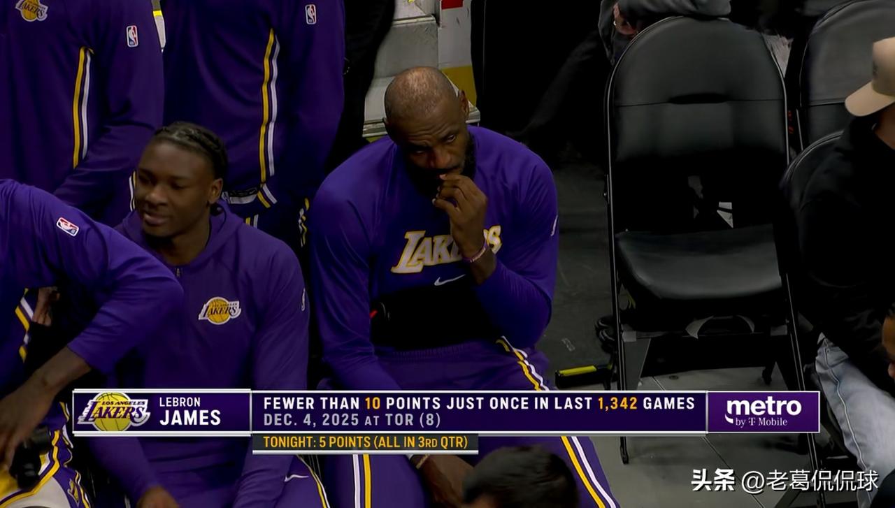 湖人超级球星詹姆斯真是有失体面！在今天湖人客场挑战活塞的比赛中，当时比赛进行到了