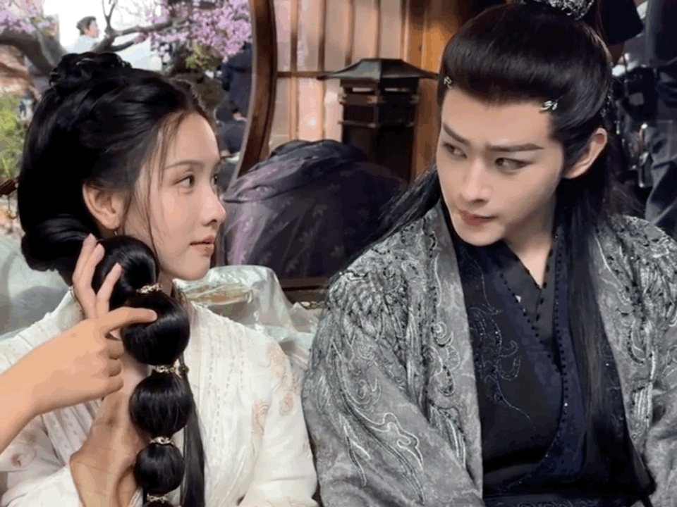 #陈都灵说每天好奇田嘉瑞整什么活# 陈都灵谈田嘉瑞，大梦剧组氛围超棒。片场最 e
