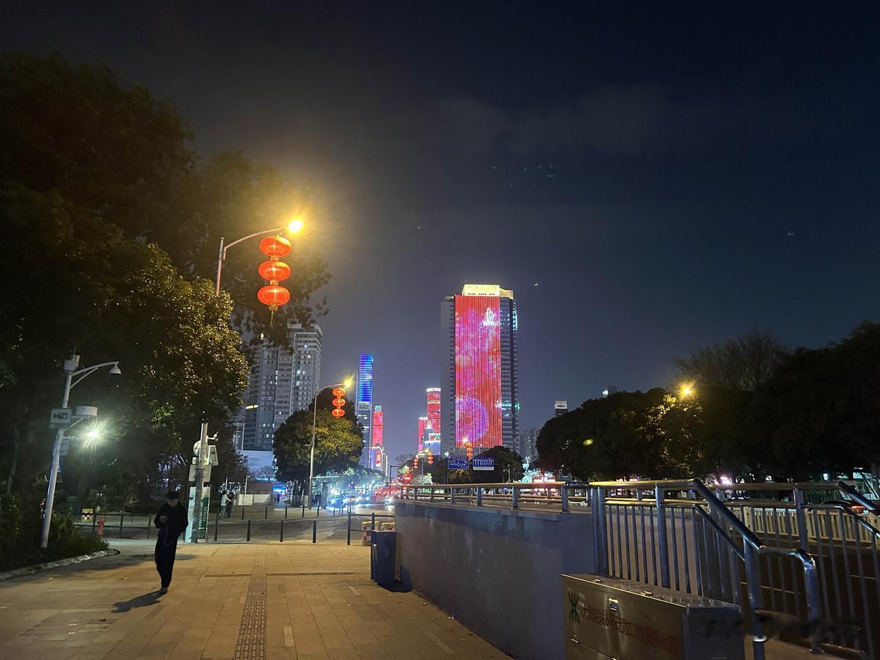 还得是大深圳啊，今天，夜晚深圳，发现去过许多地方，还是喜欢深圳。越来越多人来深圳