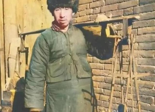 1941年，一个卖油郎问：“村里住多少八路？”小孩不假思索，脱口而出：“七八个！