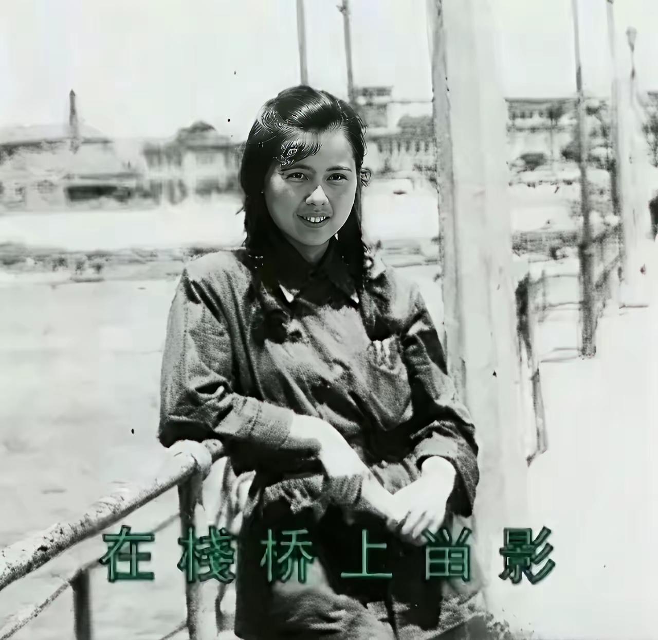 在桥上拍了一张黑白照片。仔细看看认识这位导演吗？我们所有的青春都看过他的一部神剧