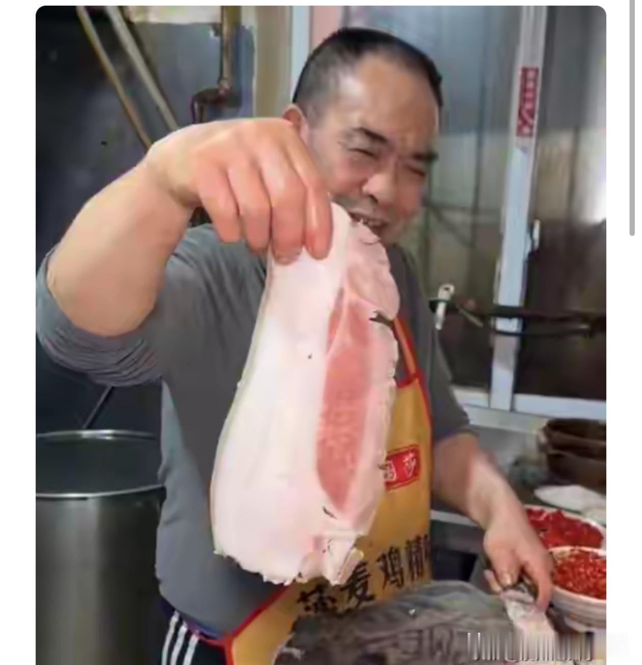各位，插播一条消息。
今天刷到成都三片回锅肉卖105元上热搜这件事，很多网友看法