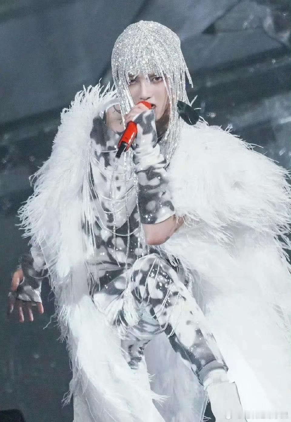 不是 你跟我说这是华晨宇？？？这样的妆造你爱了吗这居然是华晨宇 ​​​