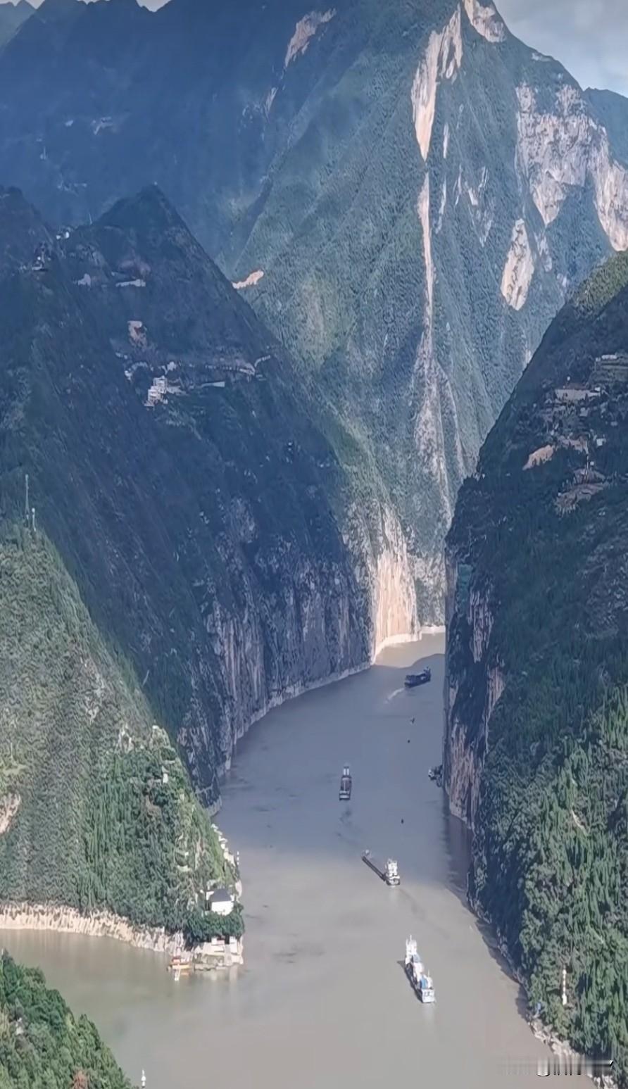 一直有个想法，想从重庆坐船回湖南，但是这个想法一直没有实现，总是觉得坐船游三峡应