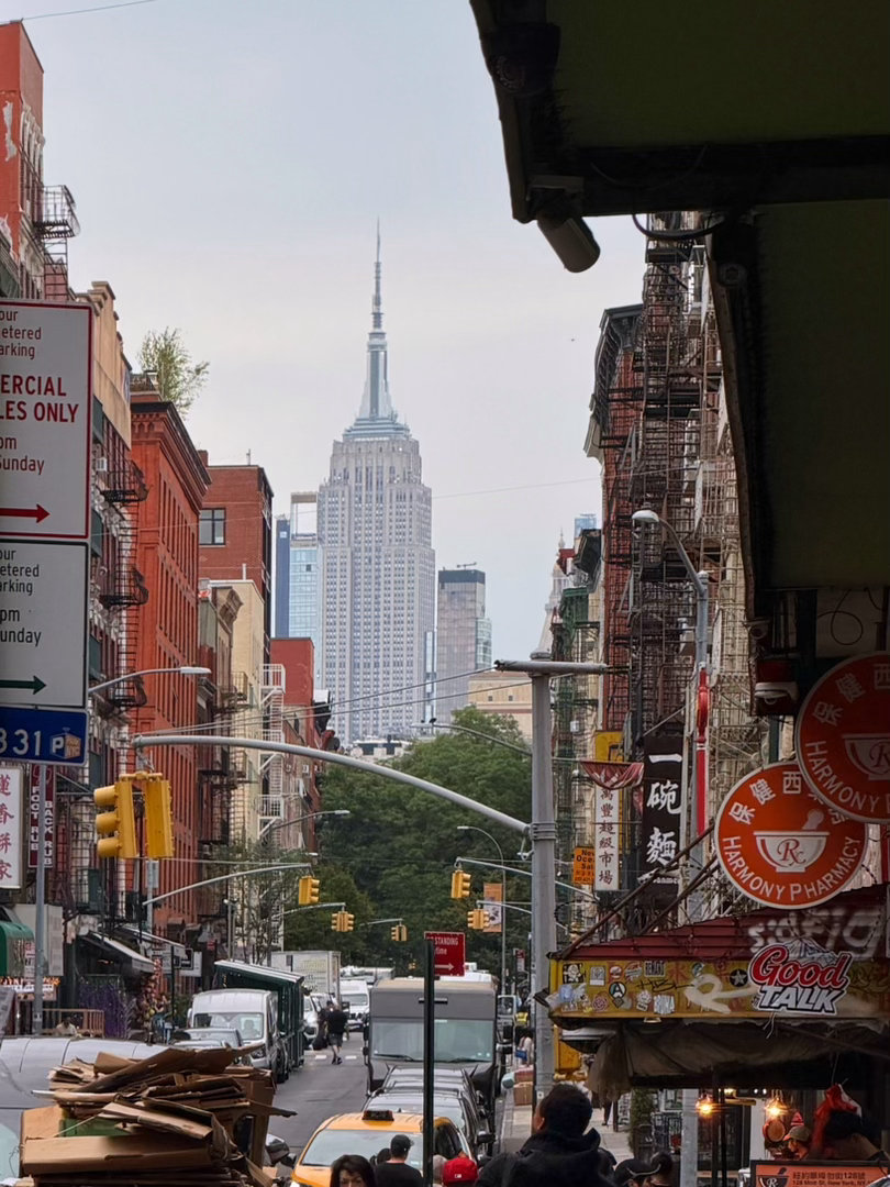 在纽约唐人街看见帝国大厦的一角。第一、二张是在 Mott Street 一家超市