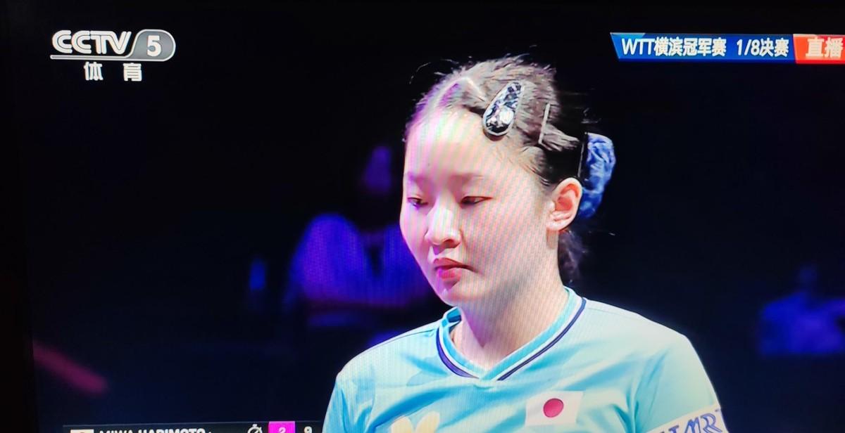 陈熠被张本美和让二追三逆转，带着脖子上的伤打完了最后一球。前两局赢得干净利落，第