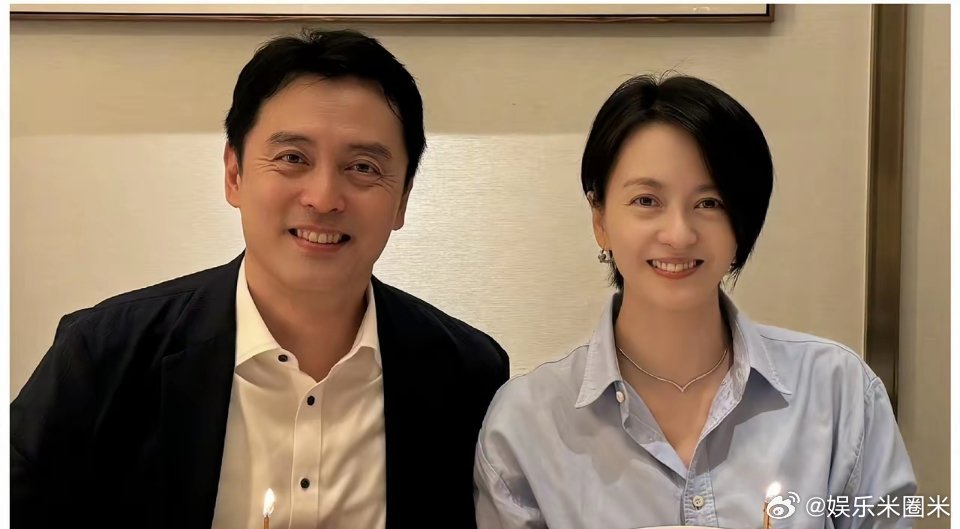 50岁的梁咏琪，晒出她和弟弟的照片，不得不感叹她们的颜值，从小到大都长得很好看。