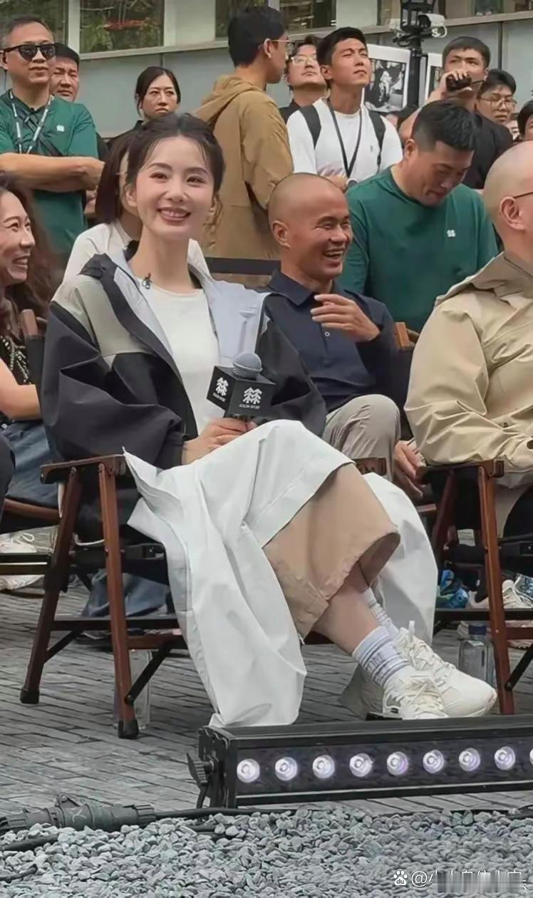 刘诗诗已经37岁了，穿着打扮像个女大学生一样，扎着小辫子好可爱 