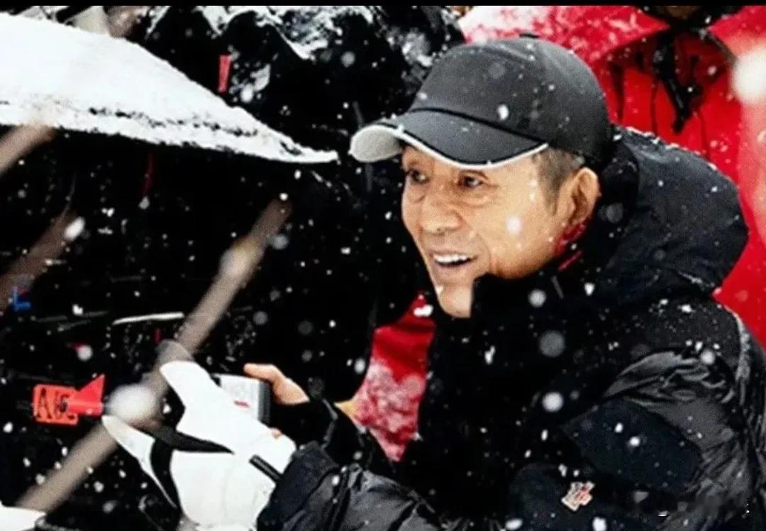 张艺谋为了一个垃圾桶，亲自向国安同志请示？这波操作把我看愣了

今年春节档，75