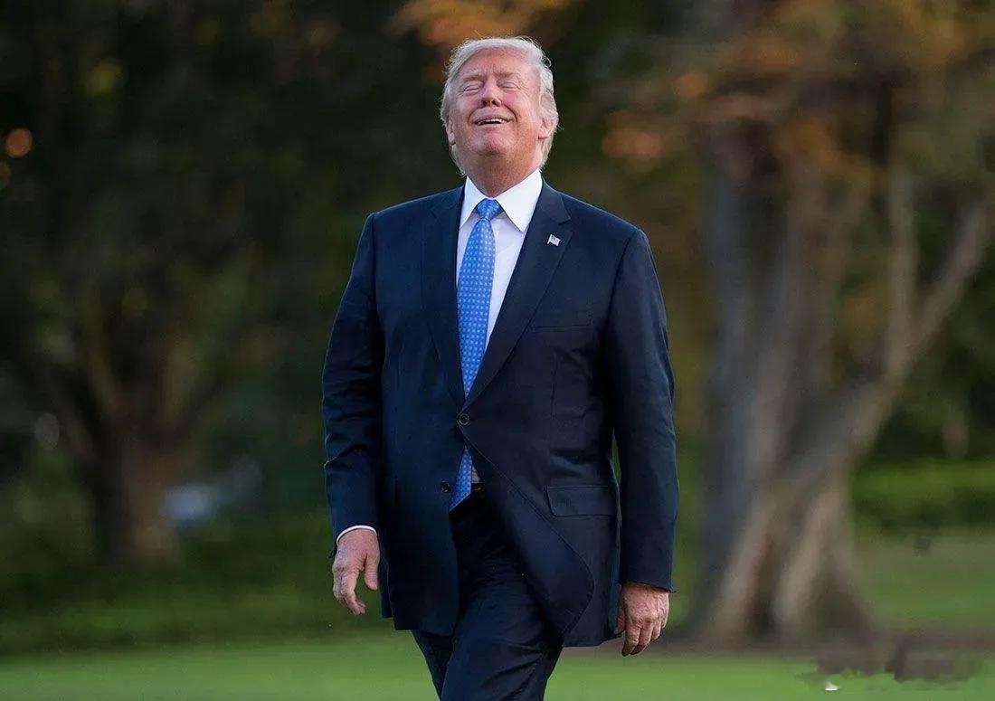 特朗普认为，与拜登时期的沦为全球笑柄相比，现在的美国已经跃升为人人尊重的热门国家