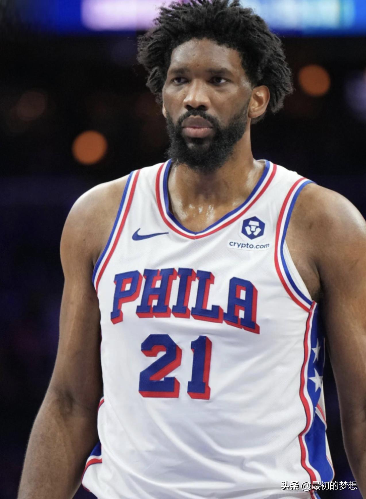 现役NBA五大脆皮巨星！下赛季谁可能会爆发？
 
1. 浓眉
 
历史级攻防内线