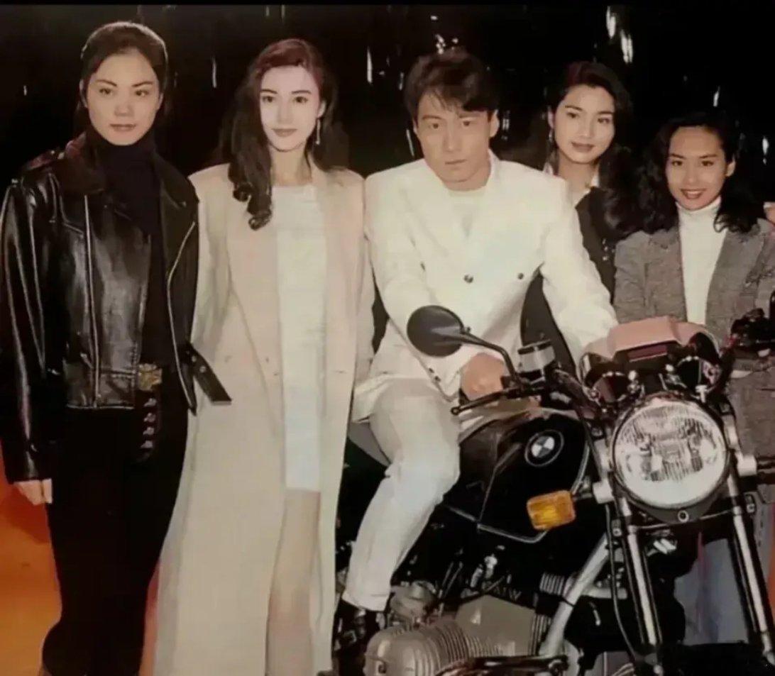 难怪李嘉欣不上镜 美人在一群美女里不突出… 