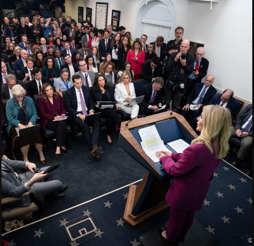 【黄金时代】白宫发现有记者偷听李有容的谈话，在她与内阁部长进行敏感对话时，竟然把