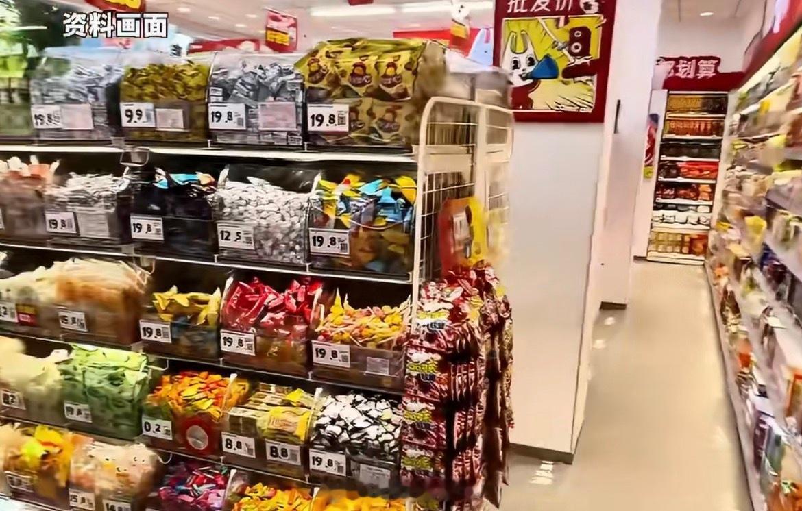 一地严查赵一鸣好想来等零食门店看到不少反馈说把零食用力往秤上扔，或者轻轻放上去，