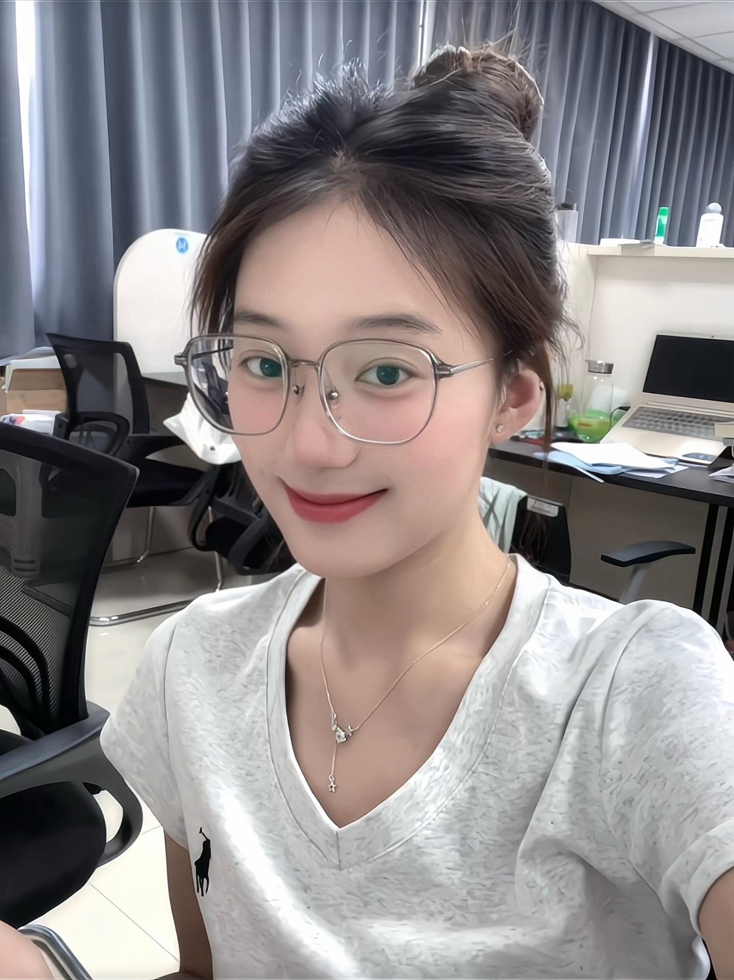 你又在哭泣 我给不了安慰。