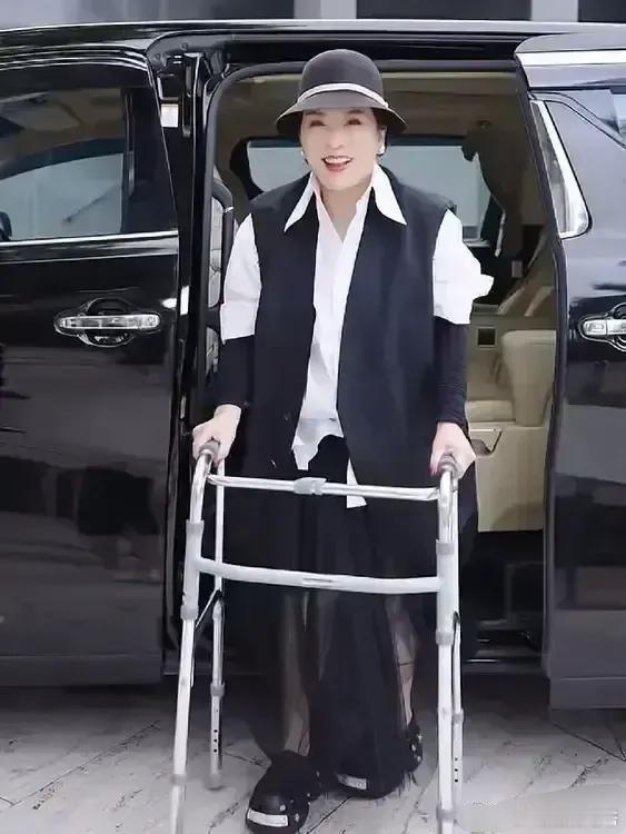 终于知道向太、史晓燕之间的梁子是怎么结下的了。2024年4月初，向太浴室摔倒，导