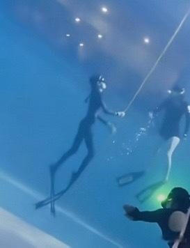 宋祖儿长胳膊长腿具象化宋祖儿潜水好长一条 从小胳膊和腿就长的漂亮宝宝 