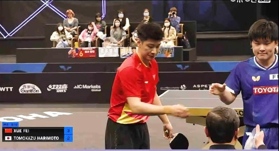 多哈球星挑战赛，
薛飞再次“掀翻”张本，
一个字“爽”。
两人交手记录三次，
薛