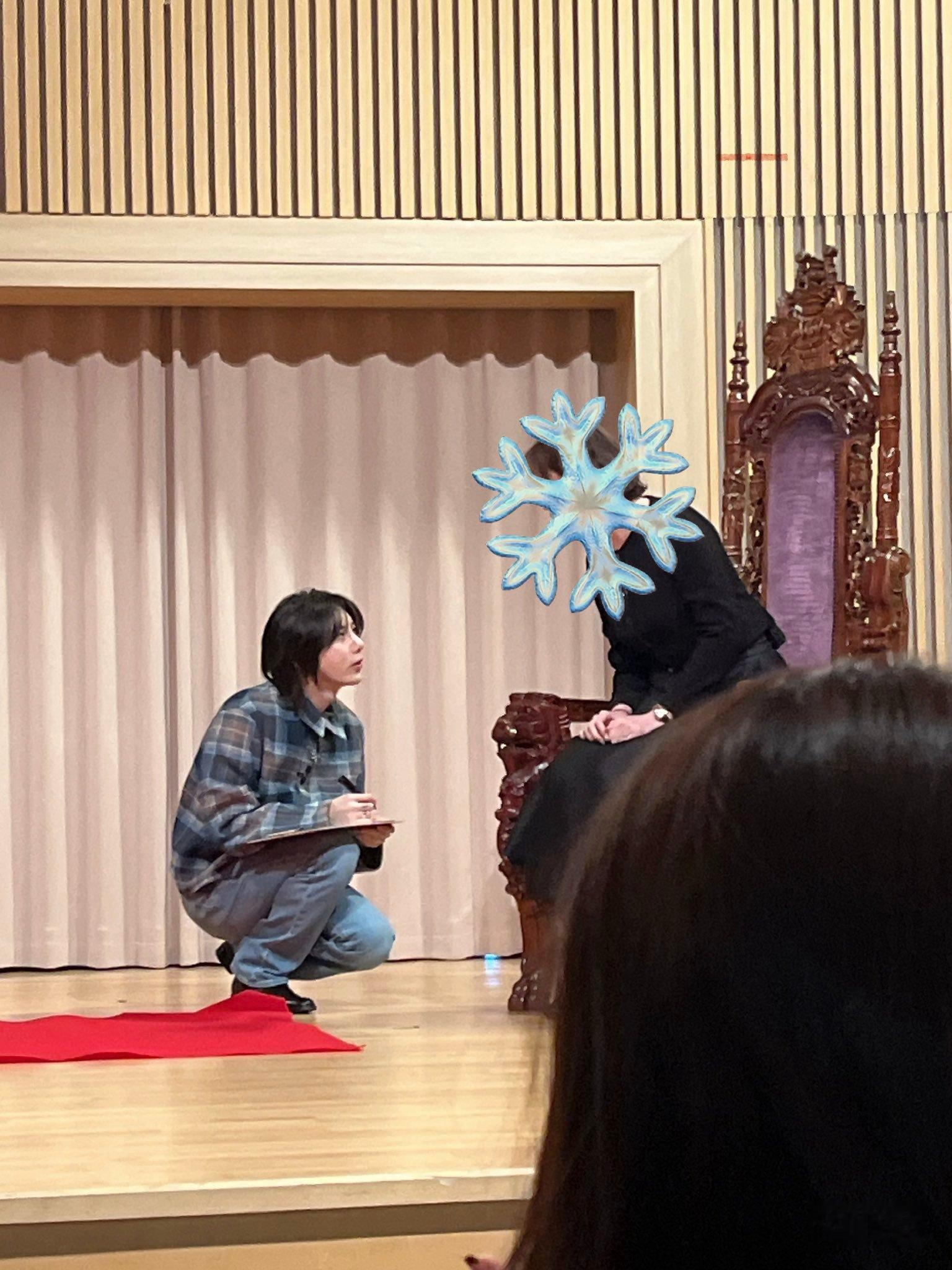 真的令人惊讶的张贤胜签名会照片.jpg 粉丝坐在王座上ㅋㅋㅋㅋㅋ 