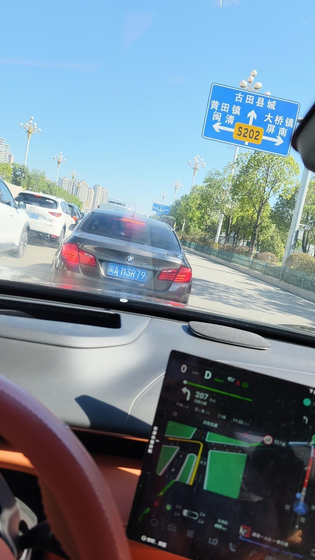 被强行下高速，顺便问了下路边工作原来前方出车祸了，被强行下高速，走国道也堵，太难