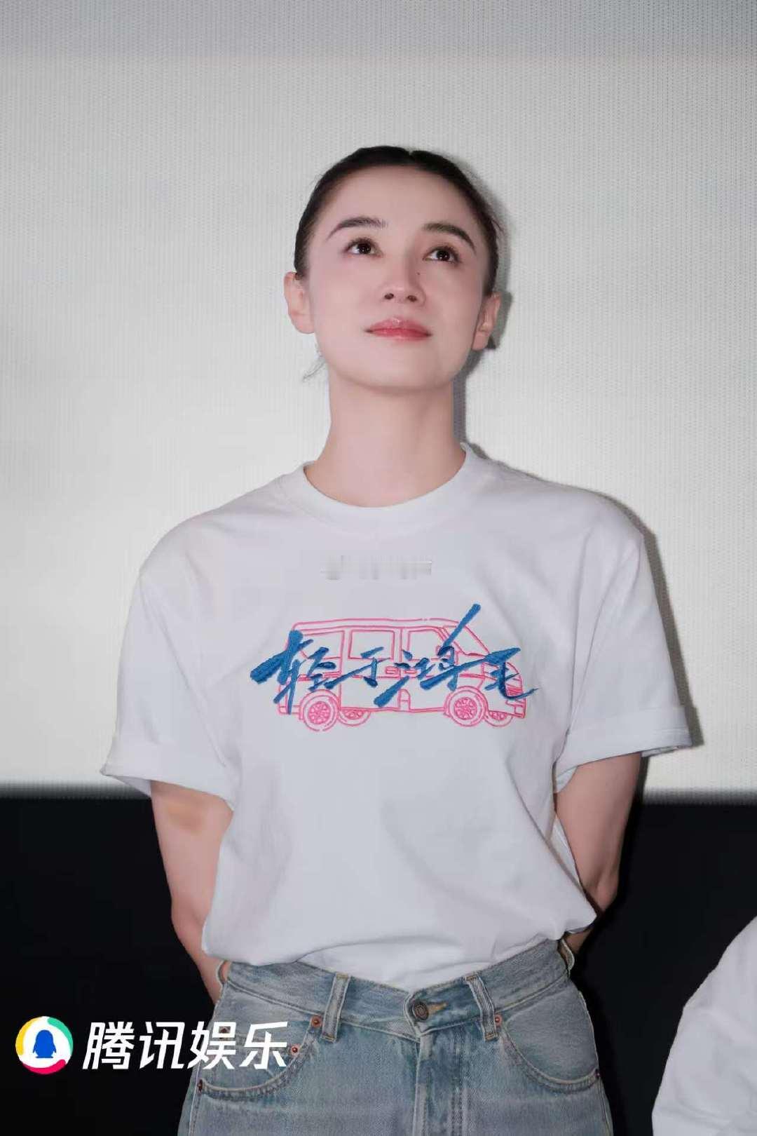  宋佳一出现妈声就不断 《轻于鸿毛》首映礼名场面！宋佳一出场，台下“妈”声一片，