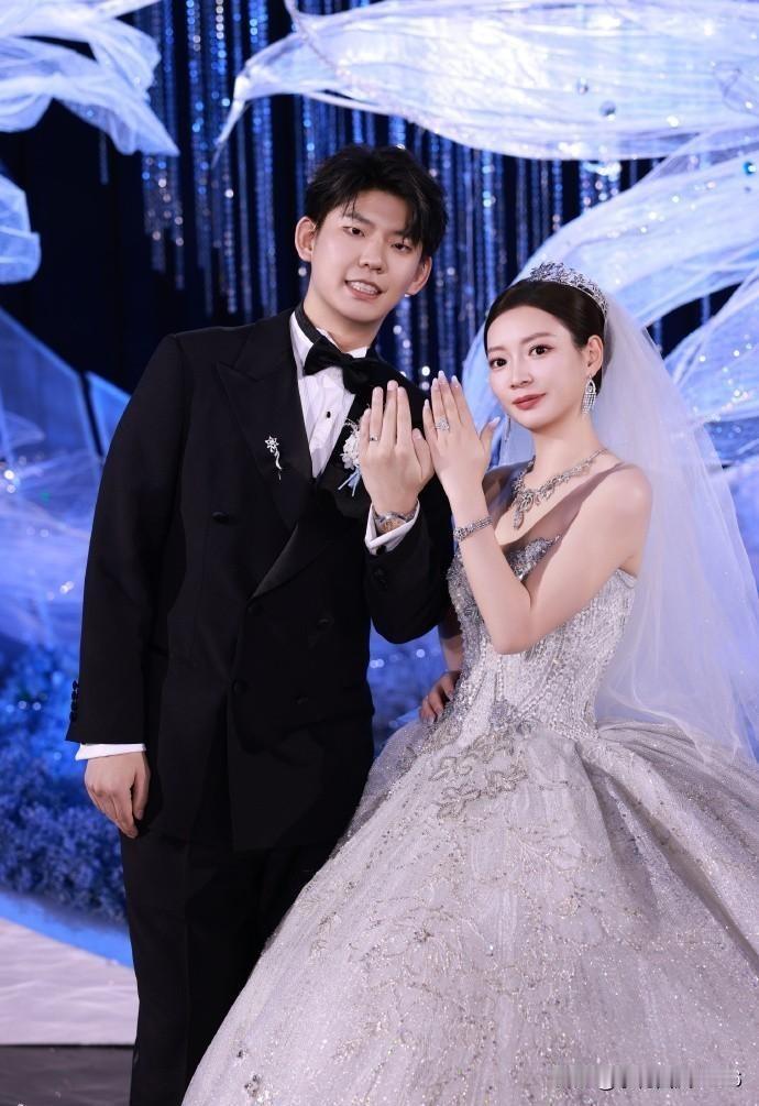 今日的北京，阳光温柔，风里都带着甜味。我们喜爱的羽毛球冠军黄雅琼与刘雨辰，在这一