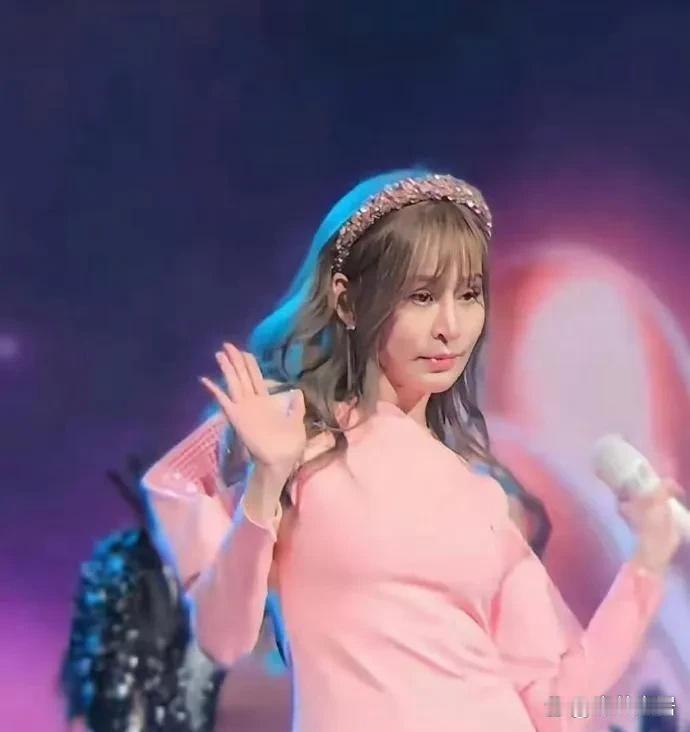 哪有什么不老女神，更没有什么童颜女神。 王心凌这状态真的不老吗？ 