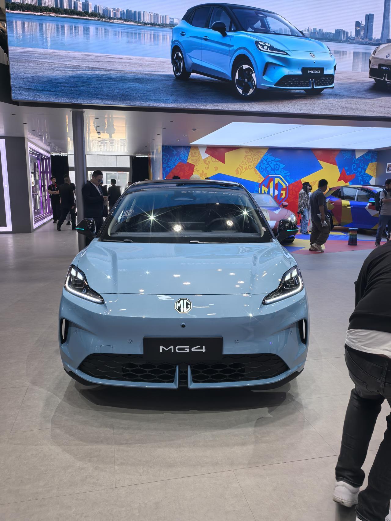 MG4新增了冰晶蓝和杏仁米两个新颜色，加上全新黑色悬浮车顶和17英寸星芒轮毂。尺
