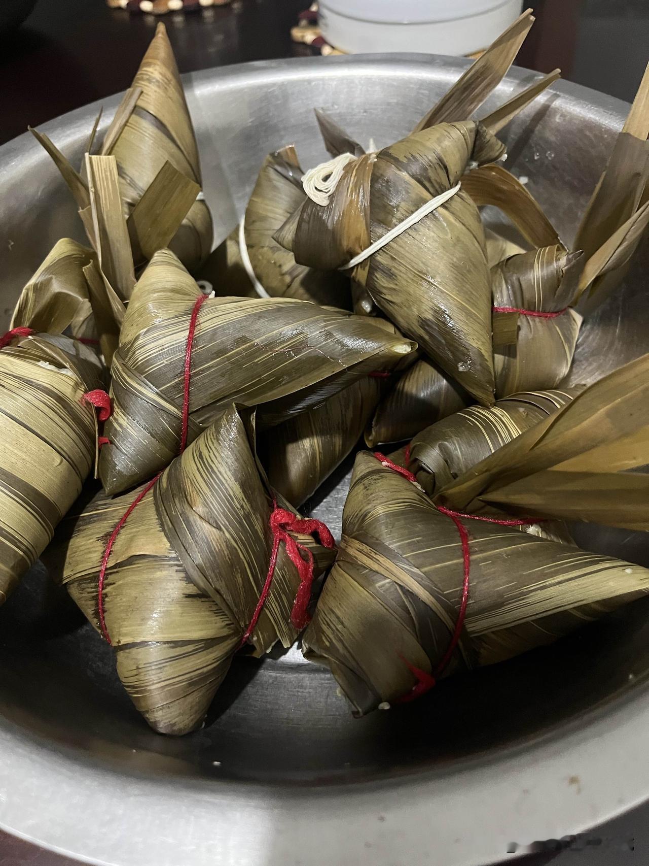 粽子有多种口味，像咸肉粽、豆沙粽、双蛋黄粽、水晶粽、水果粽、蜜枣粽、花生粽等。而