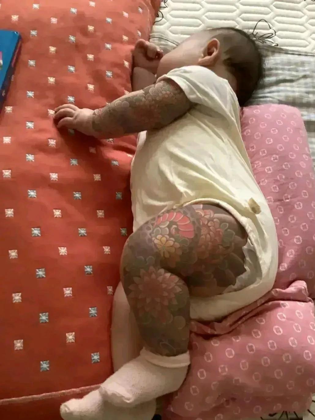 我刚刚看到一张网友分享的图片，真的令人震惊和心痛。
一个如此年幼的孩子却要承受如