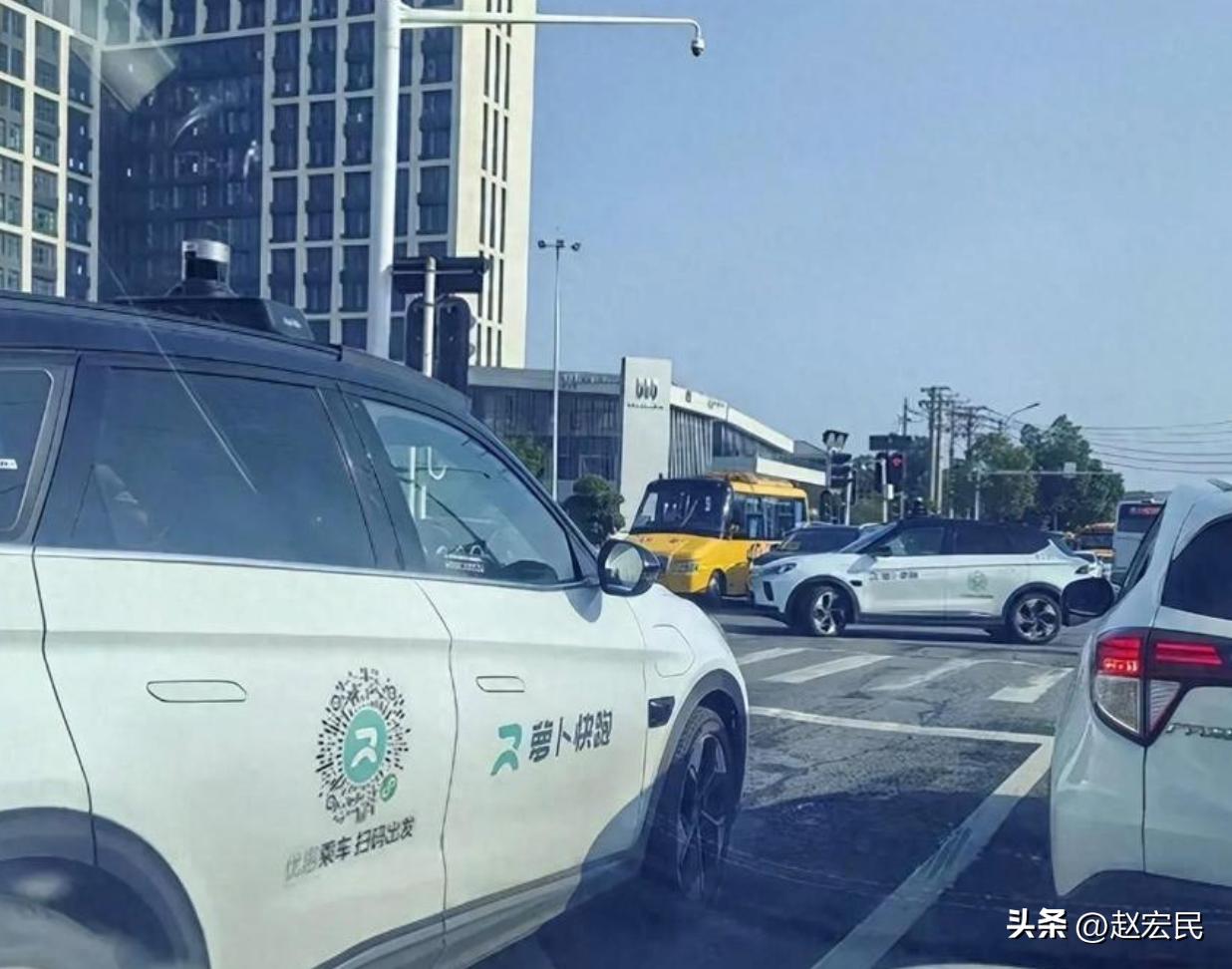 武汉人，可能真的想念萝卜快跑了！

作为街头最靓的风景线，萝卜快跑3月31日那一