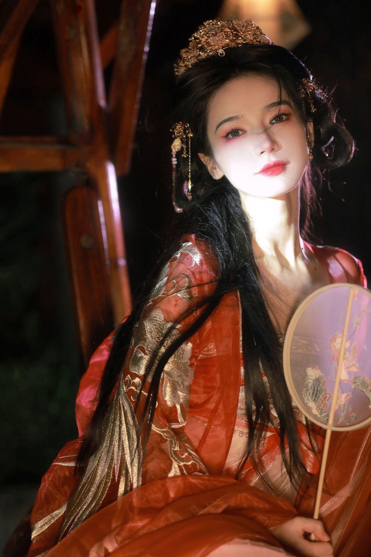 代斯古风大赏，云想衣裳花想容，春风拂槛露华浓，一袭红装翩若惊鸿。#妙笔生花创作挑