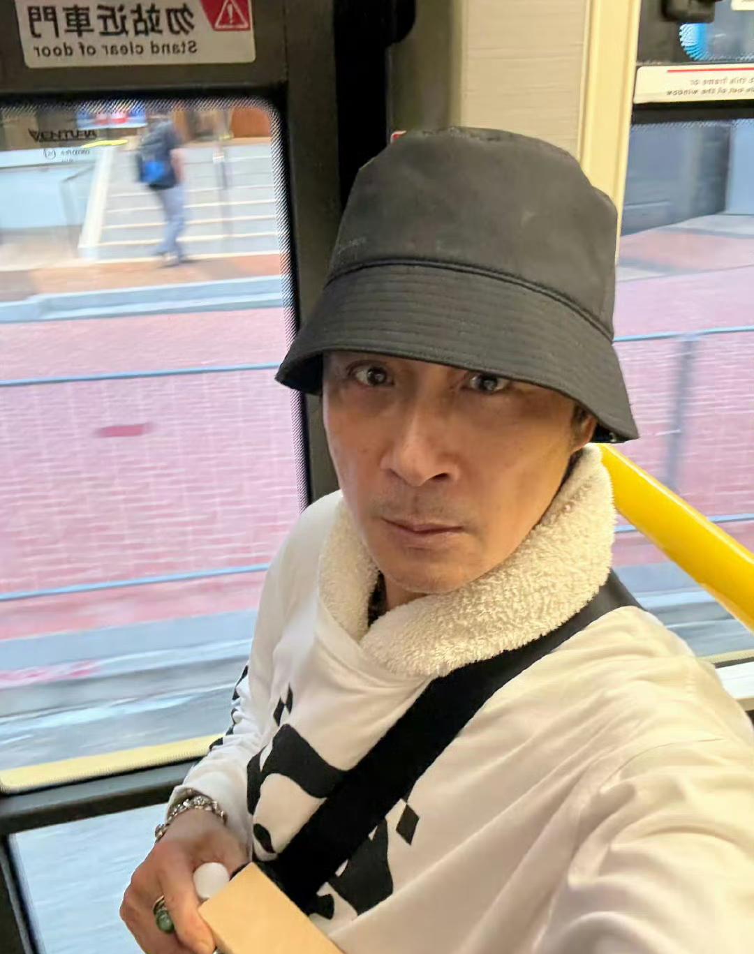 不得不说老一辈港台明星确实扛住了岁月，
吴镇宇坐公交刷老人卡，
被质疑后还得自己