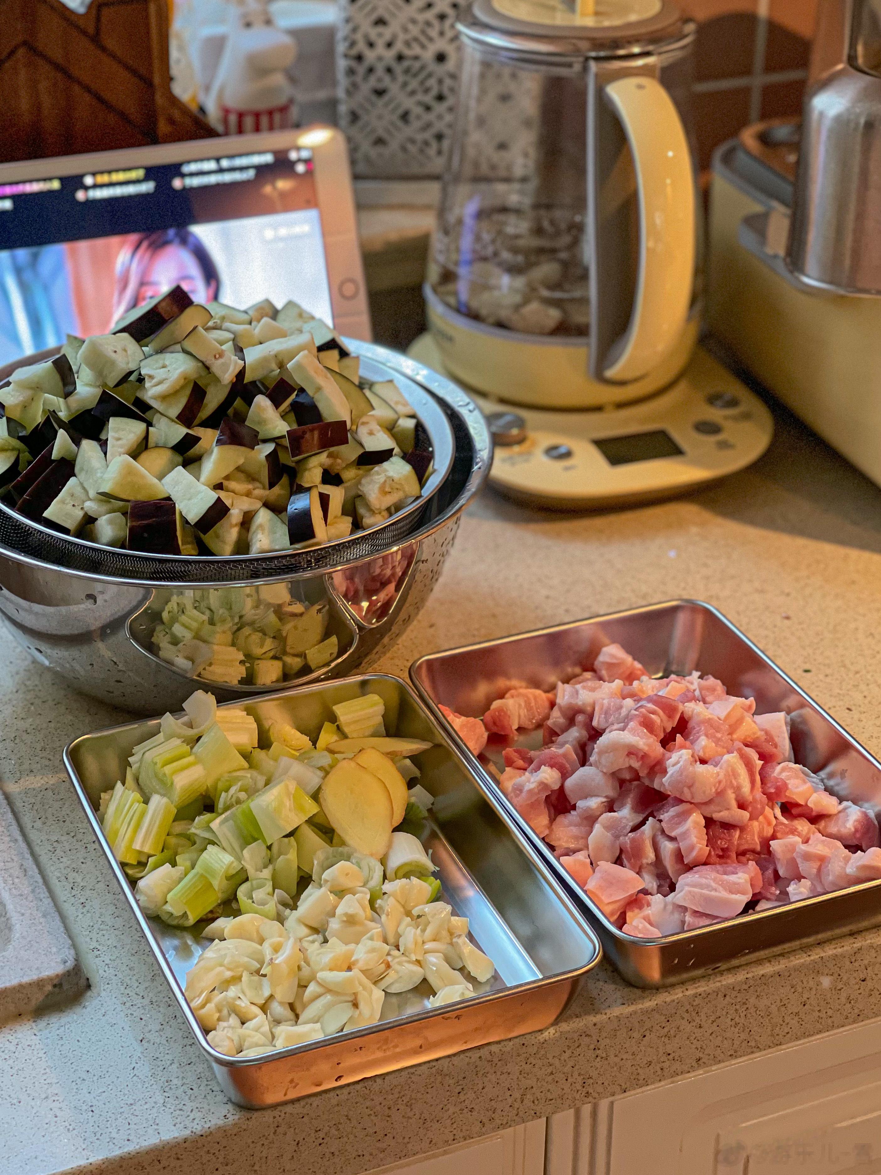 夏天超爱吃茄子面面一定要拌香菜，黄瓜丝，再配上生蒜绝了[哈哈]。 ​​​