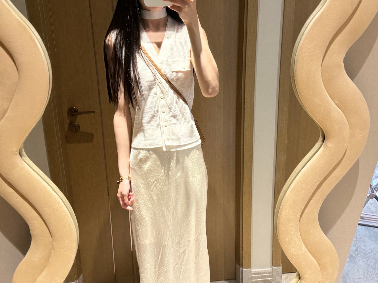 正面是这样的，我觉得好淑女啊啊啊啊，elle的，搭这种低跟拖鞋蛮好看的，然后我出